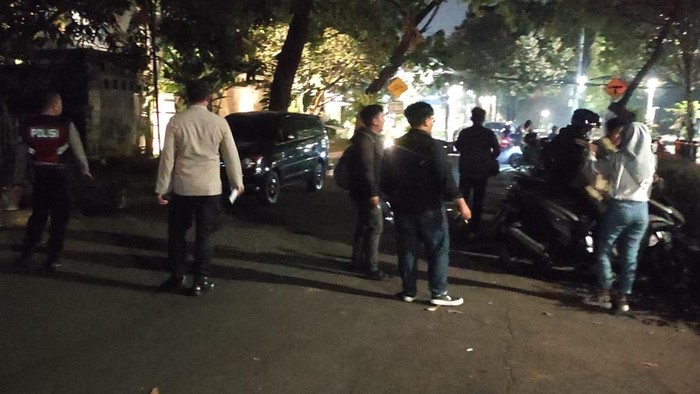 Polisi membubarkan remaja nongkrong di taman Kebayoran Baru, Jaksel. Botol bekas minuman keras disita di lokasi.
