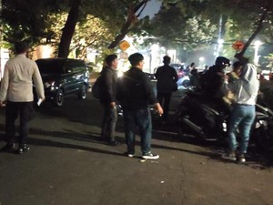 Remaja Nongkrong di Taman Jaksel Dibubarkan Polisi, Ada Bekas Botol Miras