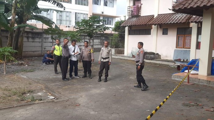 Polisi saat melakukan olah TKP di lokasi tewasnya mahasiswi UMY di Kasihan, Bantul, Senin (2/10/2023).
