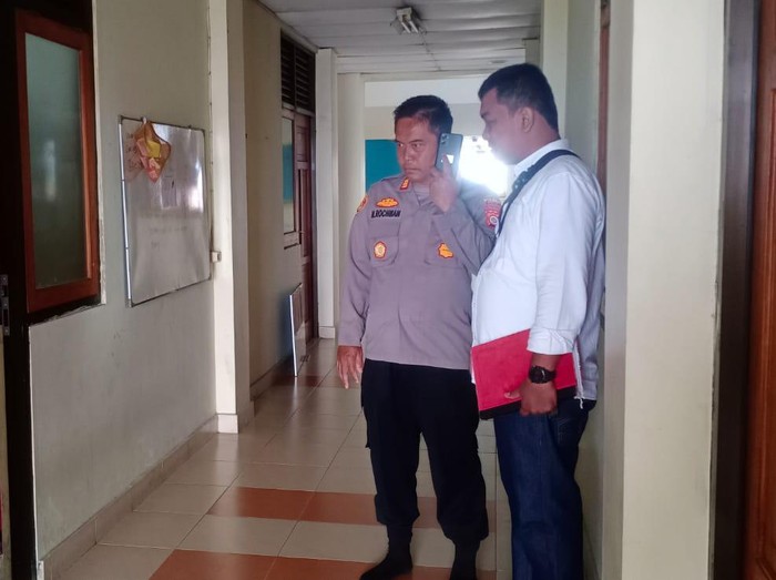Polisi saat melakukan olah TKP di lokasi tewasnya mahasiswi UMY di Kasihan, Bantul, Senin (2/10/2023).