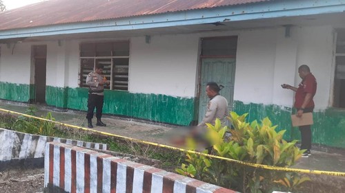 Polisi saat melakukan olah TKP pembunuhan sopir bernama Frengki Yeskiel Sanam di SDN Waimboro, Desa Wailabubur, Kecamatan Kodi Utara, Kabupaten Sumba Barat Daya, NTT. (Dok. Polres Sumba Barat Daya).