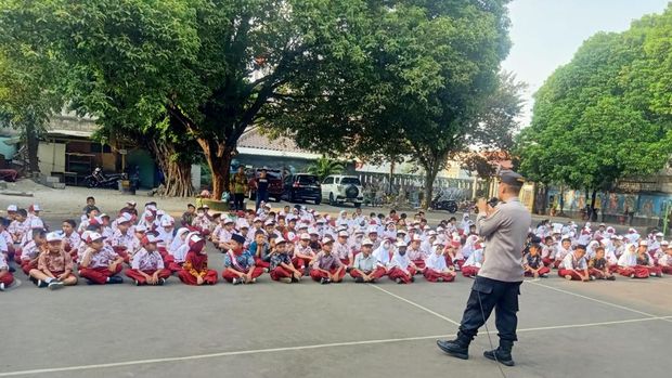 Polsek Pasar Minggu turun ke sekolah memberikan edukasi soal bahaya bullying.