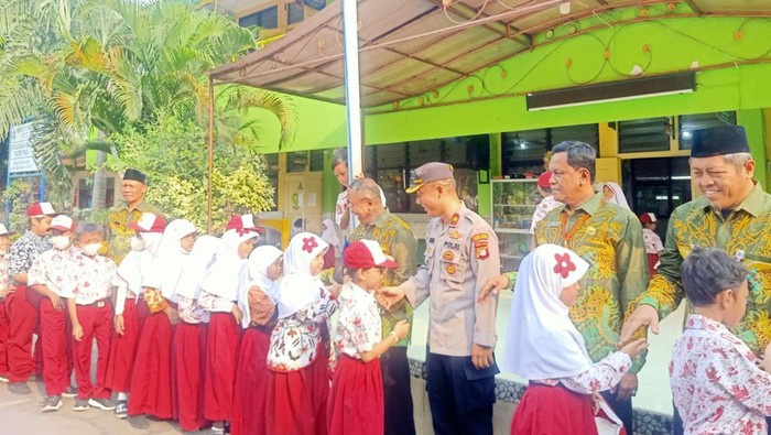 Polsek Pasar Minggu turun ke sekolah memberikan edukasi soal bahaya bullying.