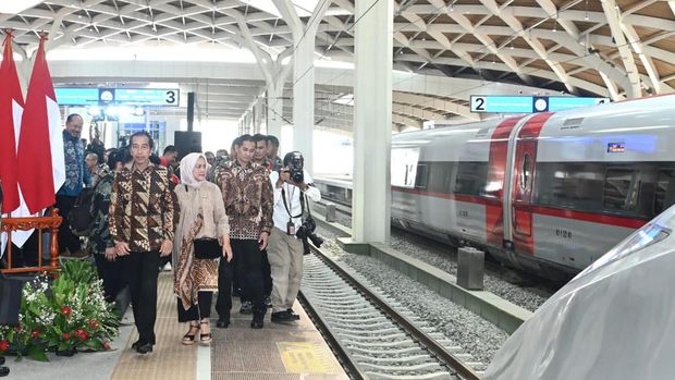 Presiden Jokowi meresmikan Kereta Cepat Jakarta-Bandung yang diberi nama Whoosh pada Senin (2/10/2023). (Dok. Setpres)