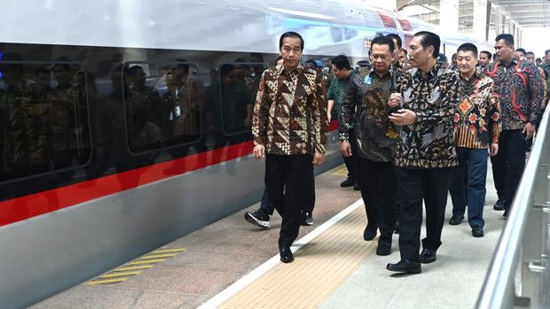 Presiden Jokowi meresmikan Kereta Cepat Jakarta-Bandung yang diberi nama Whoosh pada Senin (2/10/2023). (Dok. Setpres)