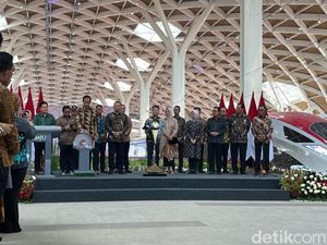 Usai Meresmikan, Jokowi dan Iriana Jajal Kereta Cepat Whoosh ke Bandung