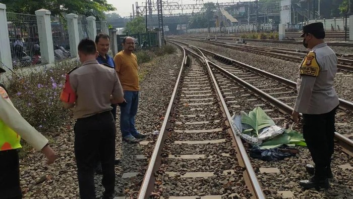 Pria tanpa identitas ditemukan tewas di perlintasan kereta api (KA) di Matraman, Jaktim. Korban tewas akibat tertemper KA dan terseret beberapa meter. (IG Polsek Matraman)