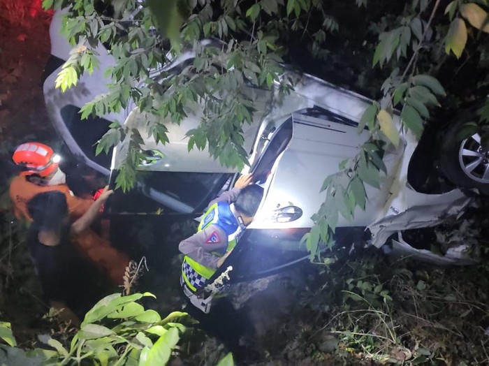 Proses evakuasi korban terjepit bodi kendaraan dalam kecelakaan minibus tercebur sungai di jalan Wates-Jogja Km 11,5, Sedayu, Kabupaten Bantul, DIY, Senin (2/10/2023) pagi.