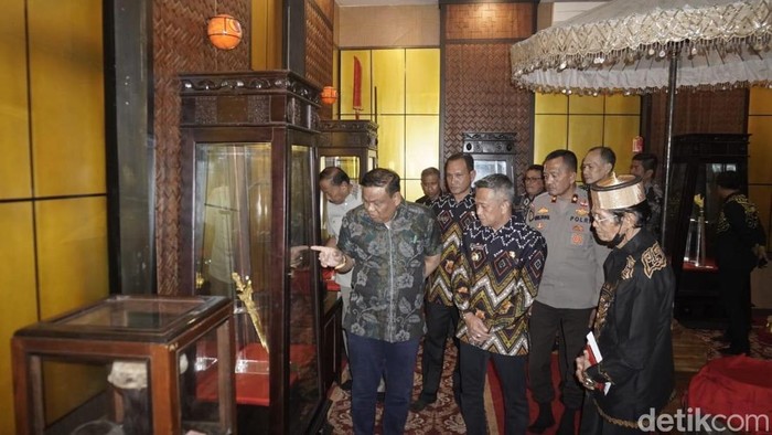 Prosesi penyerahan benda pusaka Kerajaan Bone dari Bupati Bone periode 2013-2023 Andi Fahsar Mahdin Padjalangi kepada Pj Bupati Bone Andi Islamuddin.
