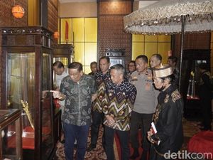Pj Bupati Bone Islamuddin Terima 11 Benda Pusaka Kerajaan, Ada Mahkota-Tombak