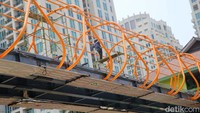 Dinas Bina Marga DKI Jakarta menganggarkan Rp15 miliar untuk pembangunan Jembatan Penyeberangan Orang (JPO) Kebayoran Lama guna mengakomodasi mobilitas masyarakat bukan penumpang angkutan umum.  