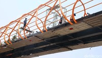 JPO itu dibangun di dekat Halte Pasar Kebayoran Lama yang menghubungkan Koridor Delapan dan berjarak sekitar 180 meter serta berada dekat kawasan permukiman padat. 