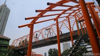 Keberadaan JPO tidak tumpang tindih dengan Skywalk Kebayoran Lama karena jembatan itu digunakan untuk masyarakat umum menyeberang. 
