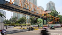 Nantinya, masyarakat akan lebih aman menyeberang termasuk menuju Stasiun KA Kebayoran Lama karena lalu lintas di bawahnya padat dan kontur jalan yang menikung. 