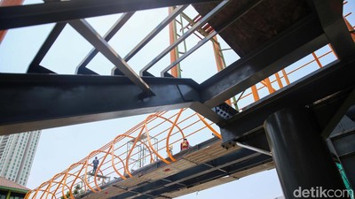 Proyek JPO Kebayoran Lama Terus Dikebut
