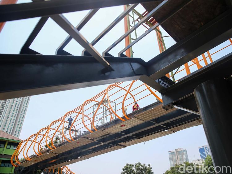 Proyek JPO Kebayoran Lama Terus Dikebut