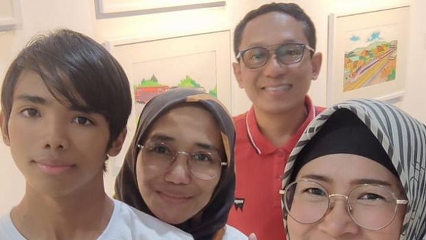 Rayaka Agashtya Wibowo, seniman anak berkebutuhan khusus, bersama ibunya Sri Utami dan sepasang pengunjung pameran di Stasiun Tugu, Sabtu (30/9/2023)