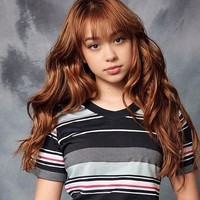 Di foto pertama, Rebecca Klopper tampak imut dengan kaos dan celana jeans. Filter buku tahunan versi AI tersebut menampilkan Rebecca dengan rambut panjang, curly dan berponi. Foto: dok. Instagram/@rklopper