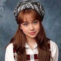 Kekasih dari model Fadly Faisal itu juga tampil dengan cap dan vest kotak-kotak. Gaya Rebecca ala anak ’90-an. Foto: dok. Instagram/@rklopper