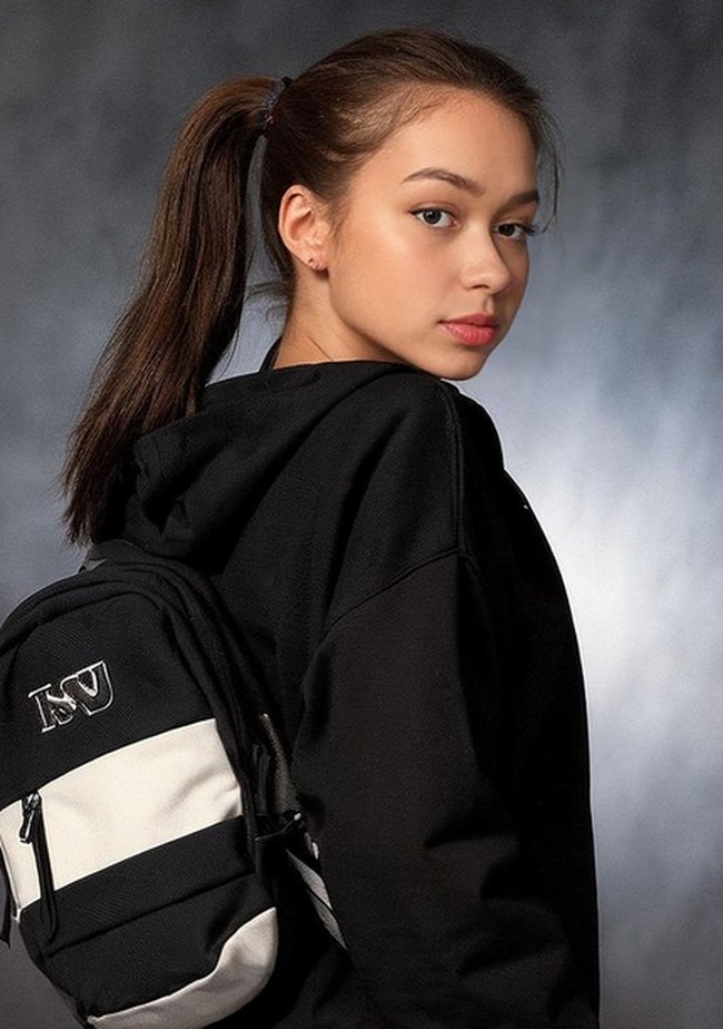 Di sejumlah foto, Rebecca tampak mirip dengan wajah aslinya. Seperti fotonya kali ini, di mana ia tampil dengan rambut dikuncir, menggunakan hoodie hitam dan menggendong tas. Foto: dok. Instagram/@rklopper