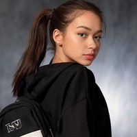 Di sejumlah foto, Rebecca tampak mirip dengan wajah aslinya. Seperti fotonya kali ini, di mana ia tampil dengan rambut dikuncir, menggunakan hoodie hitam dan menggendong tas. Foto: dok. Instagram/@rklopper