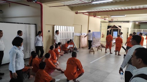 Rekonstruksi perkara perusakan dan pembakaran Detiga Neano Resort, Desa Bugbug, Kecamatan/Kabupaten Karangasem.