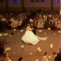 Di tengah kepanikan, Revan berusaha menyelamatkan istrinya yang saat itu kesulitan berjalan, karena gaun pengantin yang berat dan bervolume. Sambil berlari, dia menggandeng dan terus menyeret sang istri hingga menuju ke tempat yang aman. Foto: Dok. Tangkapan Layar YouTube/Sky News