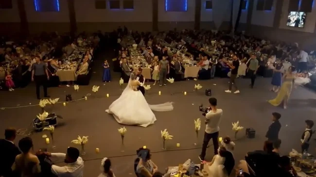 Api dilaporkan mulai menyala pada pukul 22.45, ketika Revan dan Haneen berdansa di tengah ballroom. Foto: Dok. Tangkapan Layar YouTube/Sky News