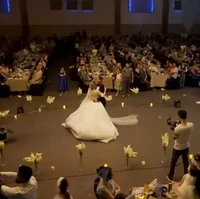 Api dilaporkan mulai menyala pada pukul 22.45, ketika Revan dan Haneen berdansa di tengah ballroom. Foto: Dok. Tangkapan Layar YouTube/Sky News