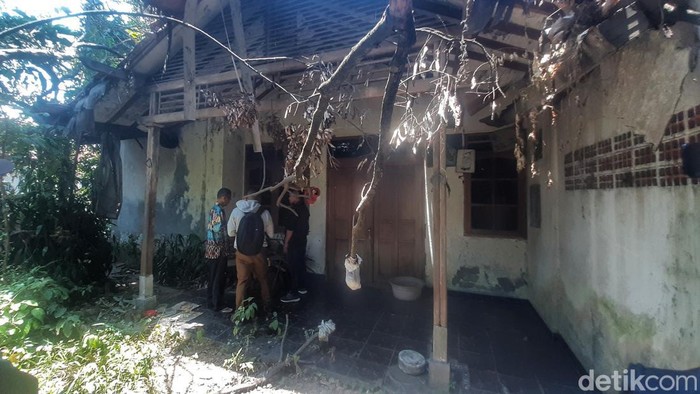 Rumah mewah Ibu Guritno di Komplek Sukamenak Indah, Desa Sayati, Kecamatan Margahayu, Kabupaten Bandung.
