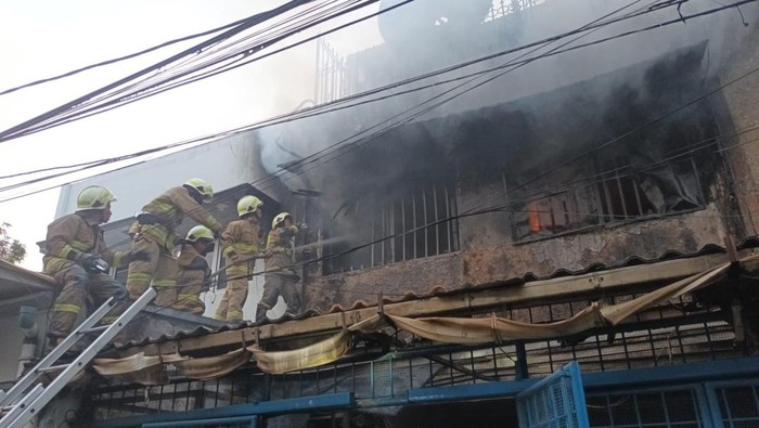Rumah warung agen sembako di Kemayoran, Jakarta Pusat (Jakpus) dilanda kebakaran. Dua orang tewas dalam insiden kebakaran tersebut. (Twitter @humasjakfire)