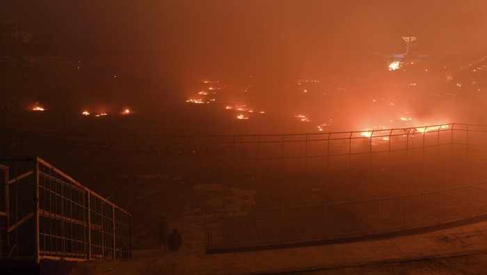 Rumput Stadion Kanjuruhan Terbakar Saat Malam Peringatan 1 Tahun Tragedi Sejumlah suporter menyaksikan rumput lapangan yang terbakar di Stadion Kanjuruhan, Malang, Jawa Timur, Minggu (1/10/2023). Dua unit mobil PMK Pemkab Malang dikerahkan untuk menangani kebakaran yang terjadi setelah aksi peringatan satu tahun Tragedi Kanjuruhan tersebut. ANTARA FOTO/Irfan Sumanjaya/rwa.