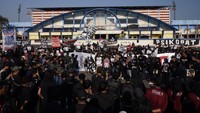 Ratusan lilin dinyalakan para peserta seiring digelarnya doa bersama. Kemudian, diduga ada sejumlah oknum suporter yang memaksa merangsek masuk ke dalam area stadion. (ANTARA FOTO/Irfan Sumanjaya)