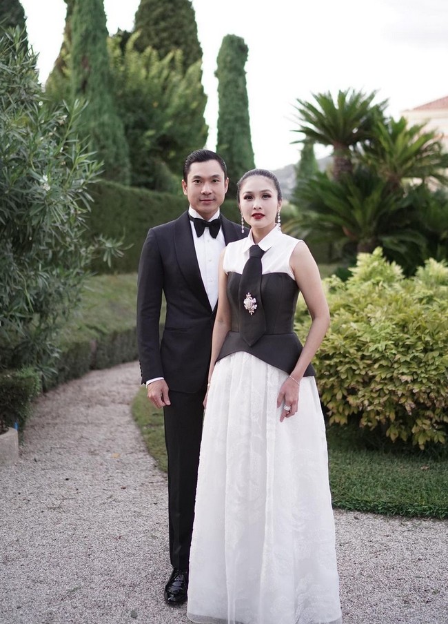 Gaya Sandra Dewi serasi dengan suami Harvey Moeis. Pria yang beprofesi sebagai pengusaha batu bara ini mengenakan setelan tuksedo hitam dan dasi kupu-kupu. Foto: Instagram/@sandradewi88