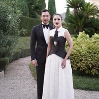 Gaya Sandra Dewi serasi dengan suami Harvey Moeis. Pria yang beprofesi sebagai pengusaha batu bara ini mengenakan setelan tuksedo hitam dan dasi kupu-kupu. Foto: Instagram/@sandradewi88