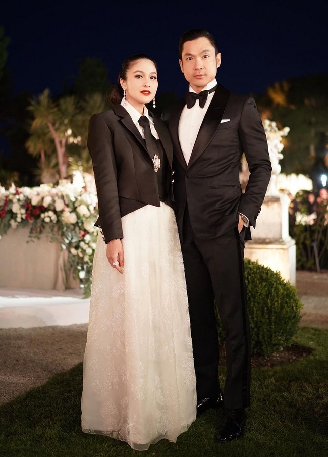 Sandra Dewi mengenakan busana unik saat menghadiri pernikahan salah satu koleganya Villa Ephrussi De Rotschild, French Riviera, Prancis. Kompakan dengan suami, artis 40 tahun ini menampilkan gaya androgini. Foto: Instagram/@sandradewi88