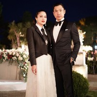 Sandra Dewi mengenakan busana unik saat menghadiri pernikahan salah satu koleganya Villa Ephrussi De Rotschild, French Riviera, Prancis. Kompakan dengan suami, artis 40 tahun ini menampilkan gaya androgini. Foto: Instagram/@sandradewi88