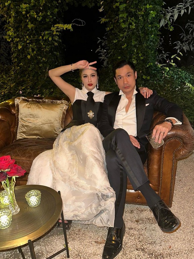 “Wedding party with my berondong,” tulis Sandra Dewi pada caption foto. Foto: Instagram/@sandradewi88