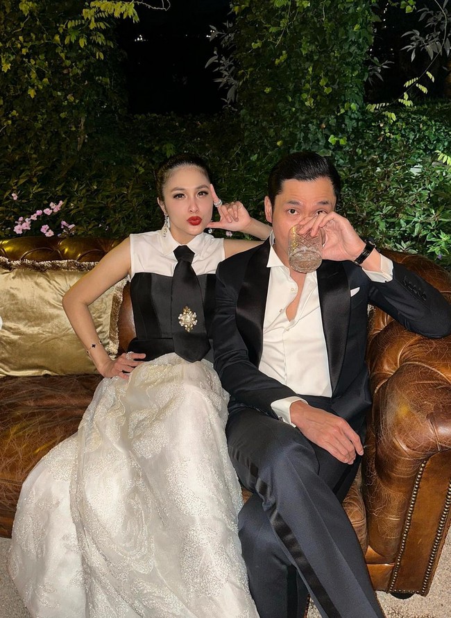 Saat santai, Sandra Dewi tampak melepaskan blazer-nya, terlihat dia mengenakan kemeja tanpa lengan. Sementara Harvey melepas dasi kupu-kupunya dan berpose sambil menyesap minuman. Foto: Instagram/@sandradewi88