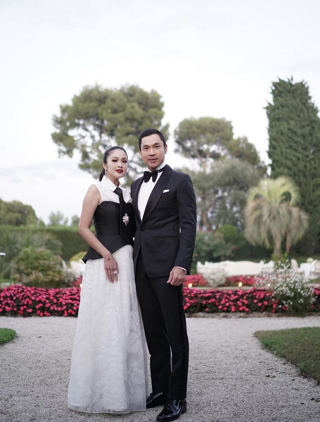 Penampilan Sandra dan Harvey banjir pujian netizen. Keduanya disebut memancarkan aura elegan tapi fierce bak mafia Hong Kong. Foto: Instagram/@sandradewi88