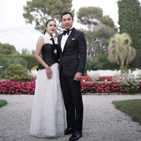 Penampilan Sandra dan Harvey banjir pujian netizen. Keduanya disebut memancarkan aura elegan tapi fierce bak mafia Hong Kong. Foto: Instagram/@sandradewi88