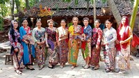 Kain batik pesisir itu dipadankan dengan kebaya kembang bernuansa kemben dan selendang khas perempuan Indonesia. 