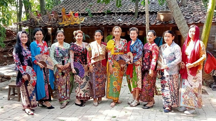 Sapawastra di Hari Batik Nasional Perkumpulan pencinta kain Nusantara,Β Sapawastra memperingati Hari Batik Nasional di Tangerang Selatan. Mereka memperingatinya dengan tampil berkain batik pesisir.