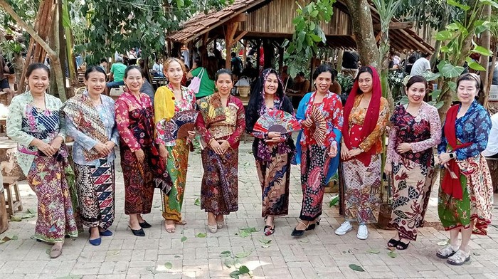 Sapawastra di Hari Batik Nasional Perkumpulan pencinta kain Nusantara,Β Sapawastra memperingati Hari Batik Nasional di Tangerang Selatan. Mereka memperingatinya dengan tampil berkain batik pesisir.