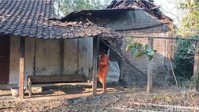 Sasmiati di rumahnya yang hampir roboh