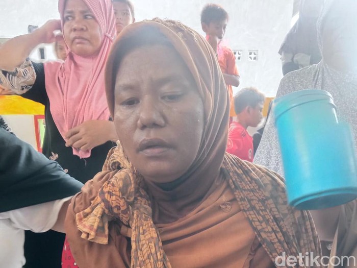 Seorang perempuan warga Pulau Rinca, TN Komodo, NTT, digigit komodo saat menjemur ikan di depan rumah.
