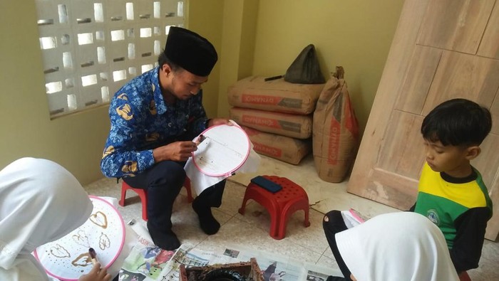 Siswa SD di Tasikmalaya ikuti kegiatan workshop membatik.