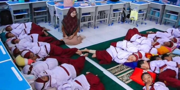 Siswa SD Muhammadiyah IV Sidoarjo Tidur Siang di Sekolah