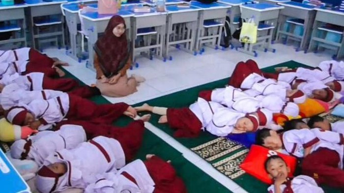 Siswa SD Muhammadiyah IV Sidoarjo Tidur Siang di Sekolah