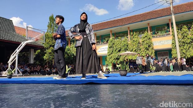 Siswa-siswi SMPN 1 Ciamis mengikuti peragaan busana dalam rangka Hari Batik Nasional pada Senin (2/10/2023).